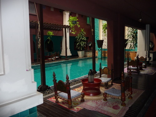 Themed neighborhood inns in Bangkok (Soi 50) and American Favorites
